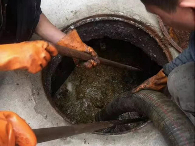 白马井镇清理化粪池时如何避免沼气的危害？